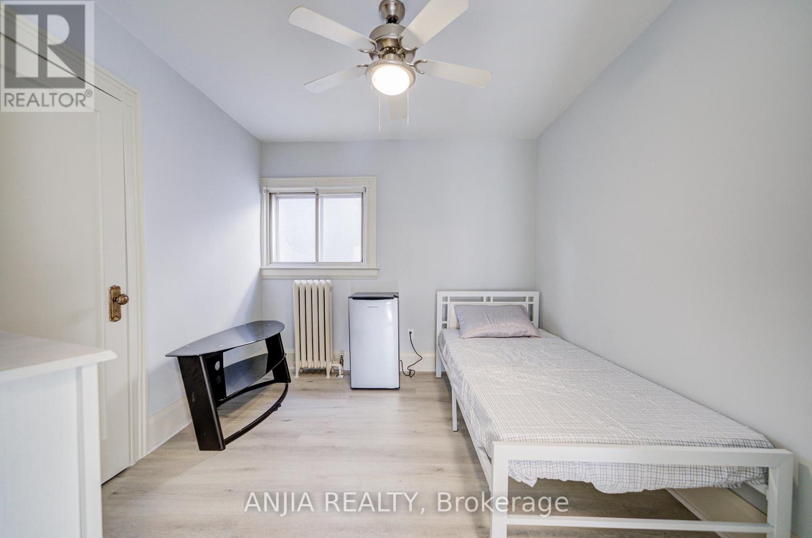 7 Linnsmore Crescent, Toronto, Ontario  M4J 4J5 - Photo 15 - E12729844