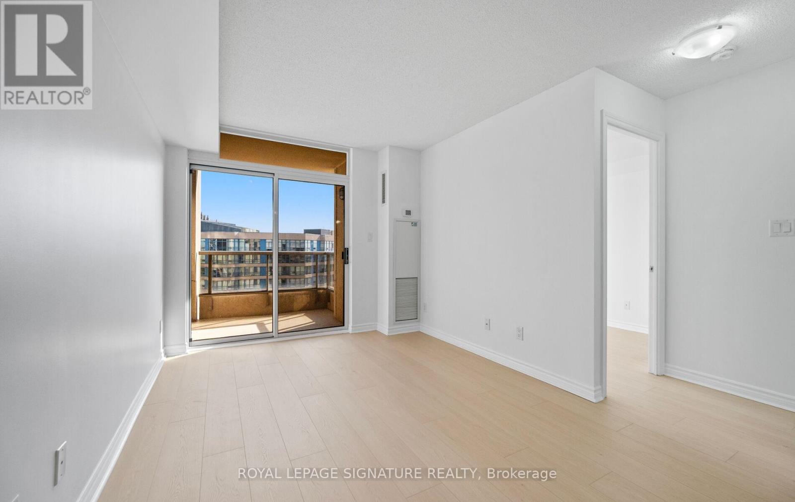 1508 - 3880 Duke Of York Boulevard, Mississauga, Ontario  L5B 4M7 - Photo 8 - W12452055