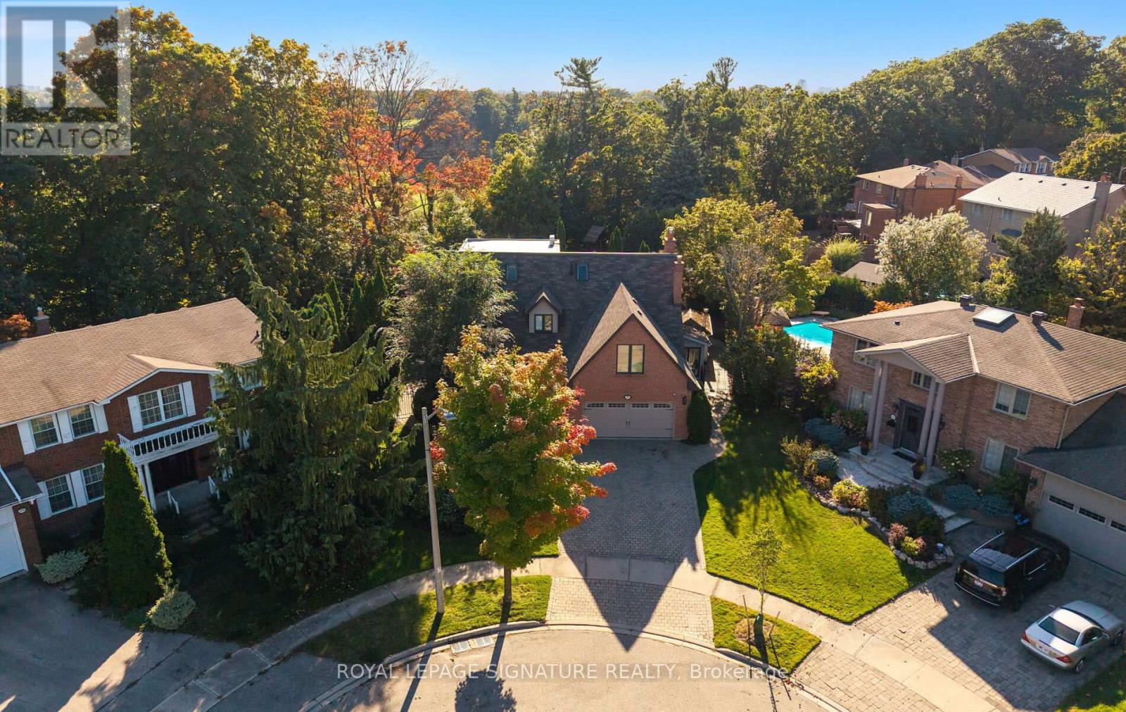 1189 Ostler Court, Mississauga, Ontario  L5C 3G5 - Photo 2 - W12590486