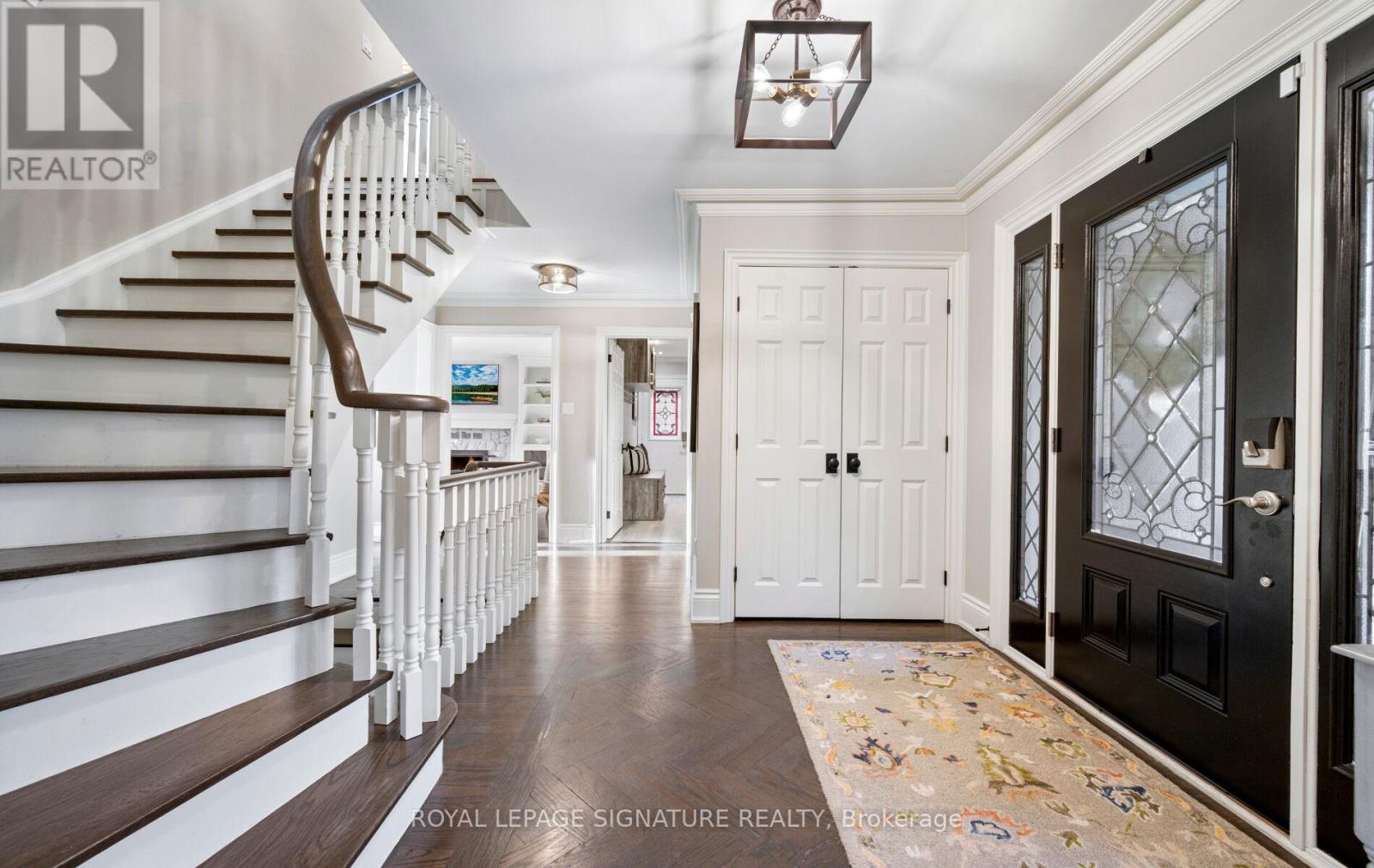 1189 Ostler Court, Mississauga, Ontario  L5C 3G5 - Photo 4 - W12590486