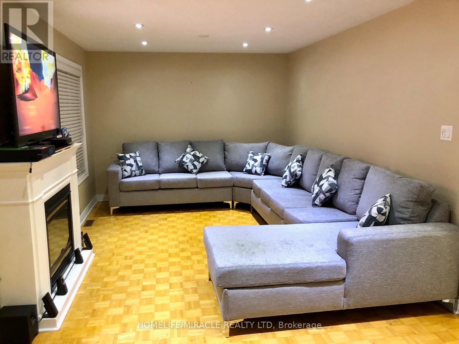 20 Egypt Drive, Brampton, Ontario  L6R 2P8 - Photo 2 - W12729864