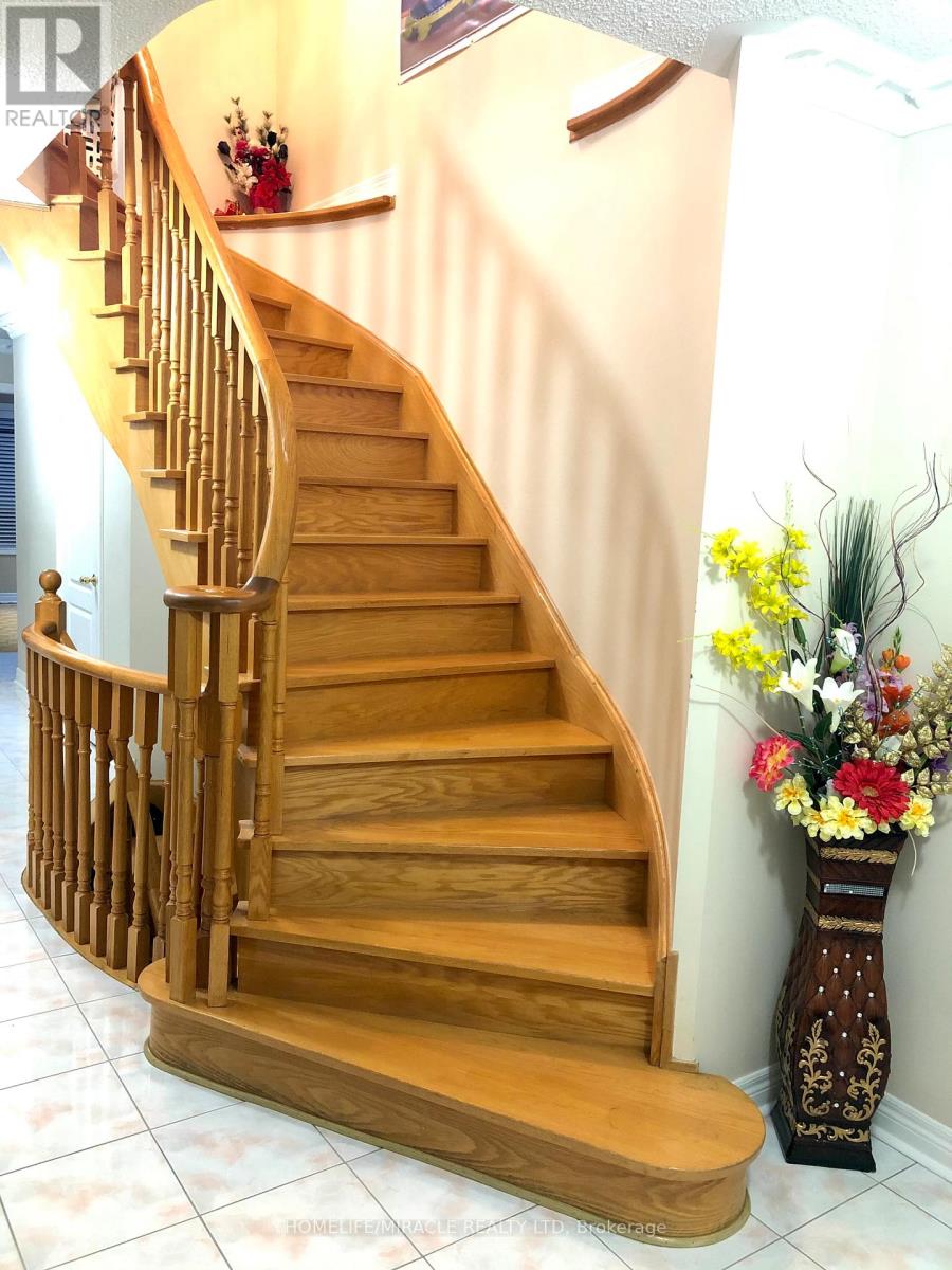 20 Egypt Drive, Brampton, Ontario  L6R 2P8 - Photo 4 - W12729864