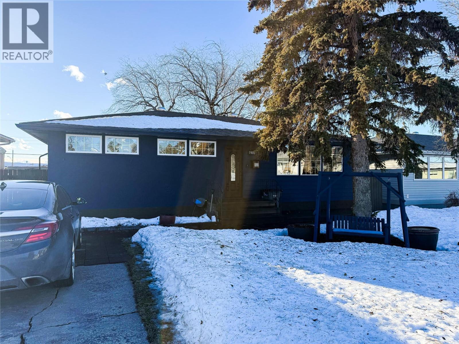 1905 90 Avenue, Dawson Creek, British Columbia