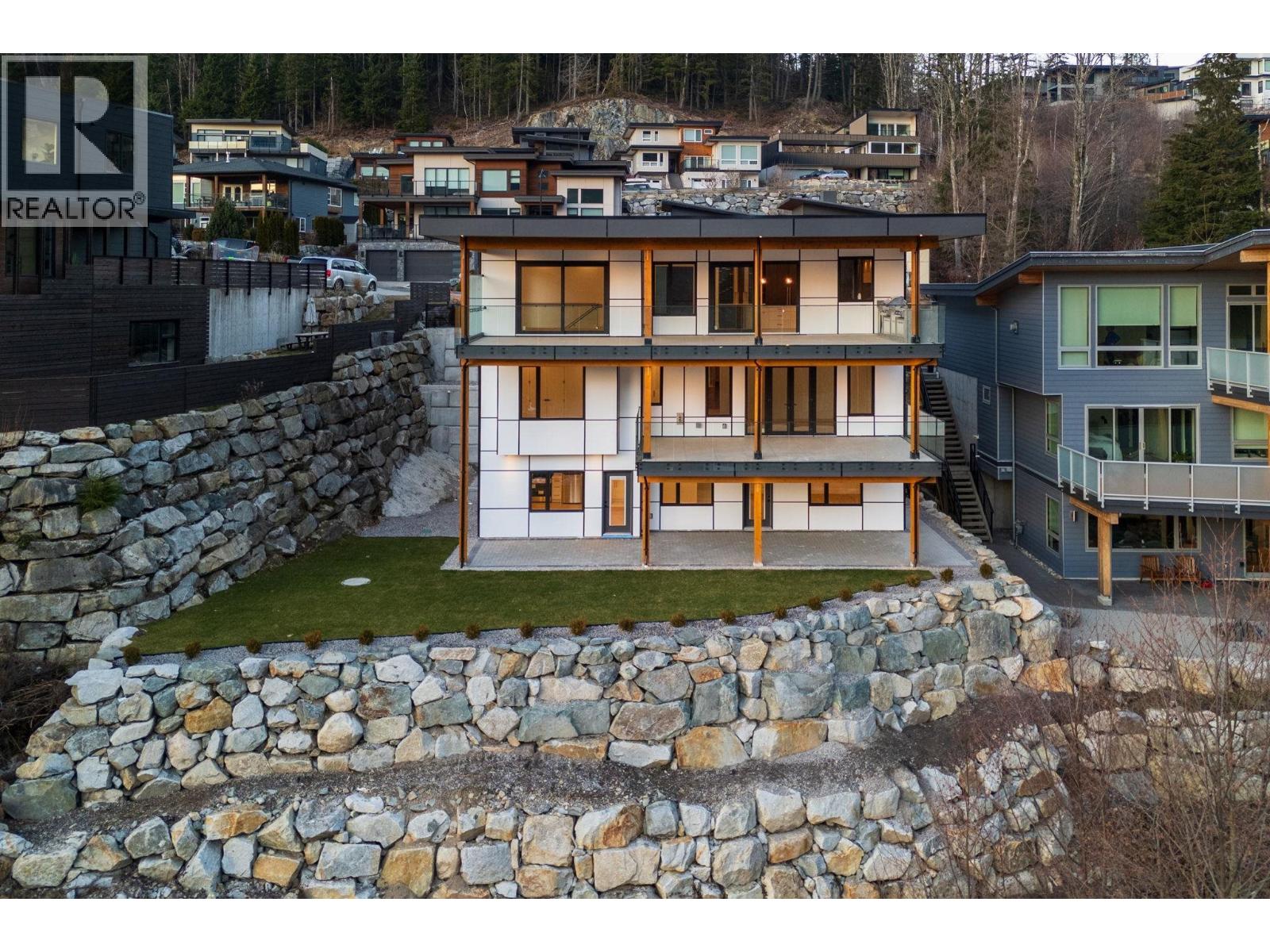 2216 Windsail Place, Squamish, British Columbia  V8B 0T6 - Photo 3 - R3082966
