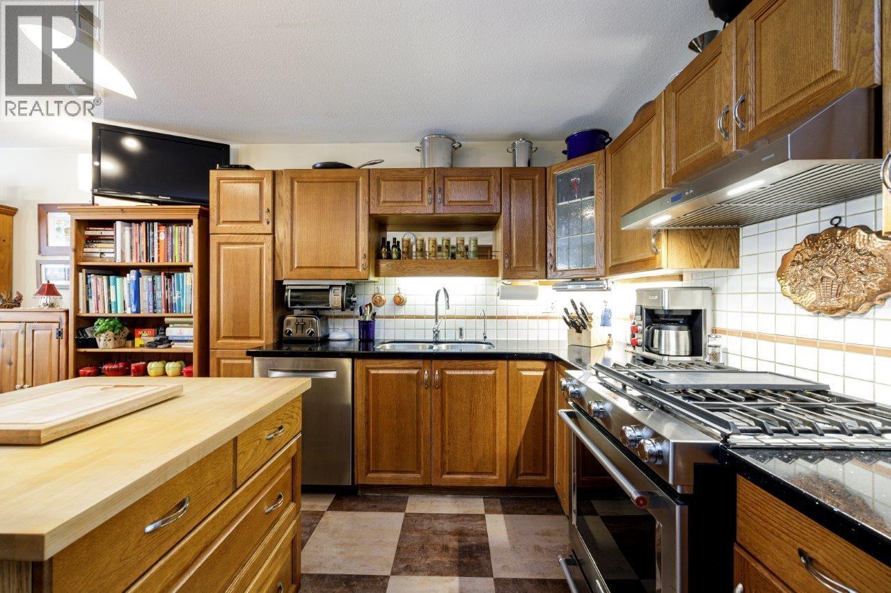 2 261 W 16th Street, North Vancouver, British Columbia  V7M 1T7 - Photo 10 - R3078215