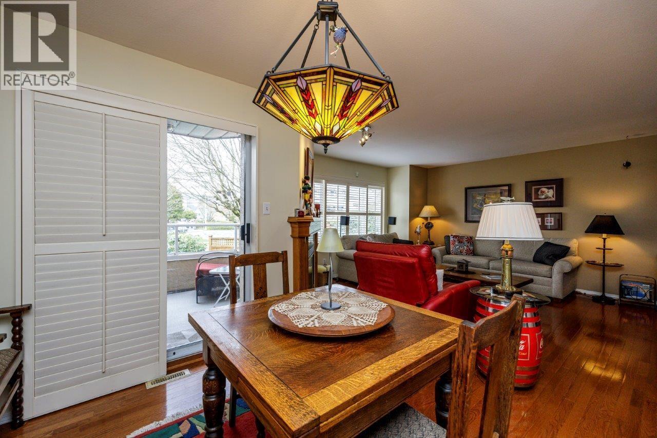 2 261 W 16th Street, North Vancouver, British Columbia  V7M 1T7 - Photo 7 - R3078215