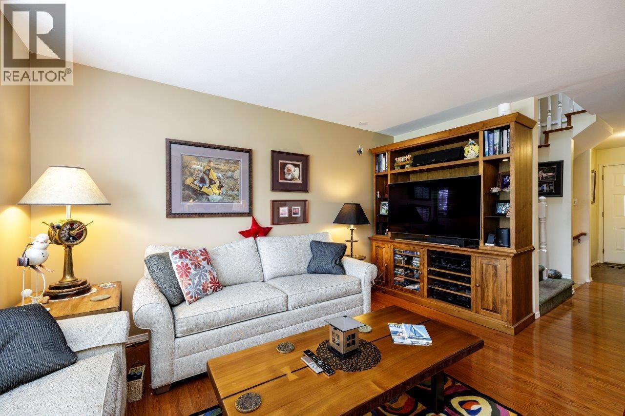 2 261 W 16th Street, North Vancouver, British Columbia  V7M 1T7 - Photo 6 - R3078215