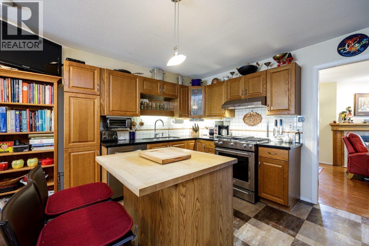 2 261 W 16th Street, North Vancouver, British Columbia  V7M 1T7 - Photo 9 - R3078215