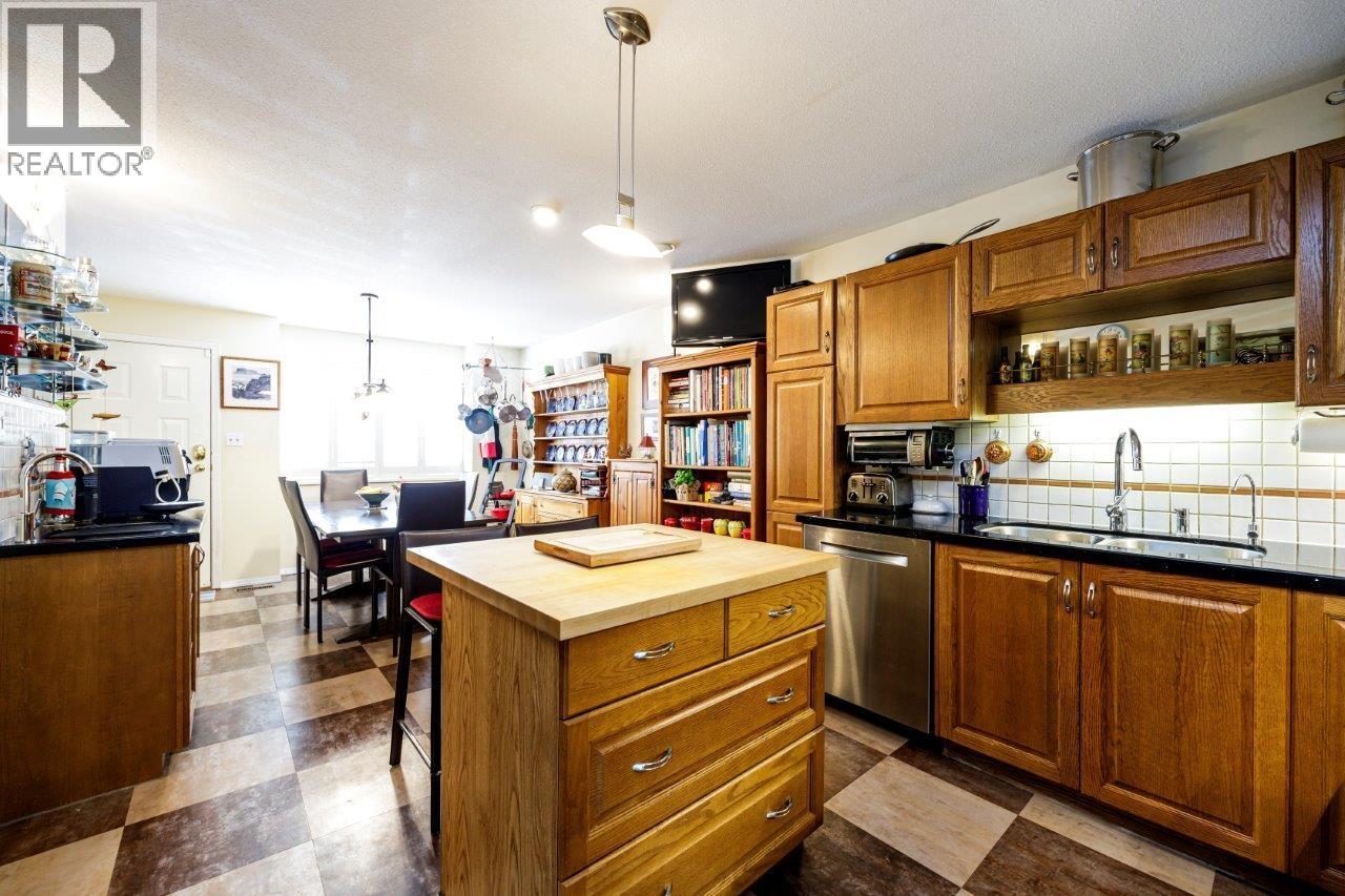 2 261 W 16th Street, North Vancouver, British Columbia  V7M 1T7 - Photo 13 - R3078215