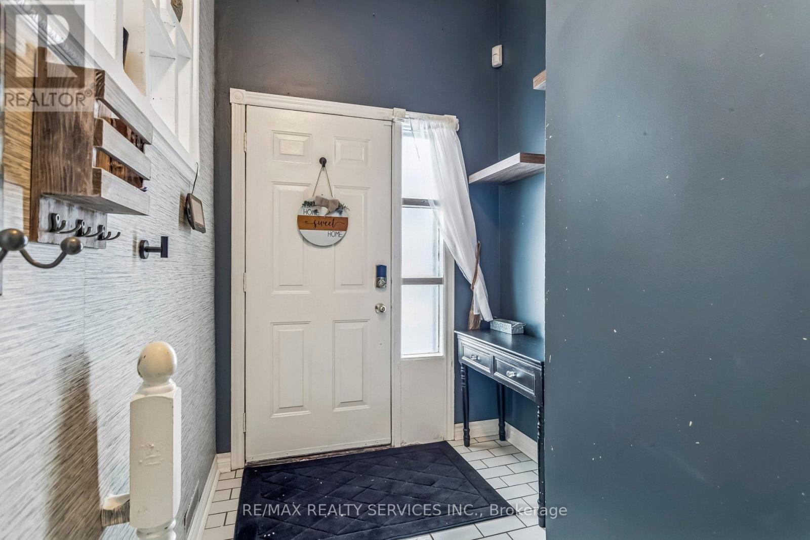 253 Vodden Street E, Brampton, Ontario  L6V 1N3 - Photo 4 - W12729916