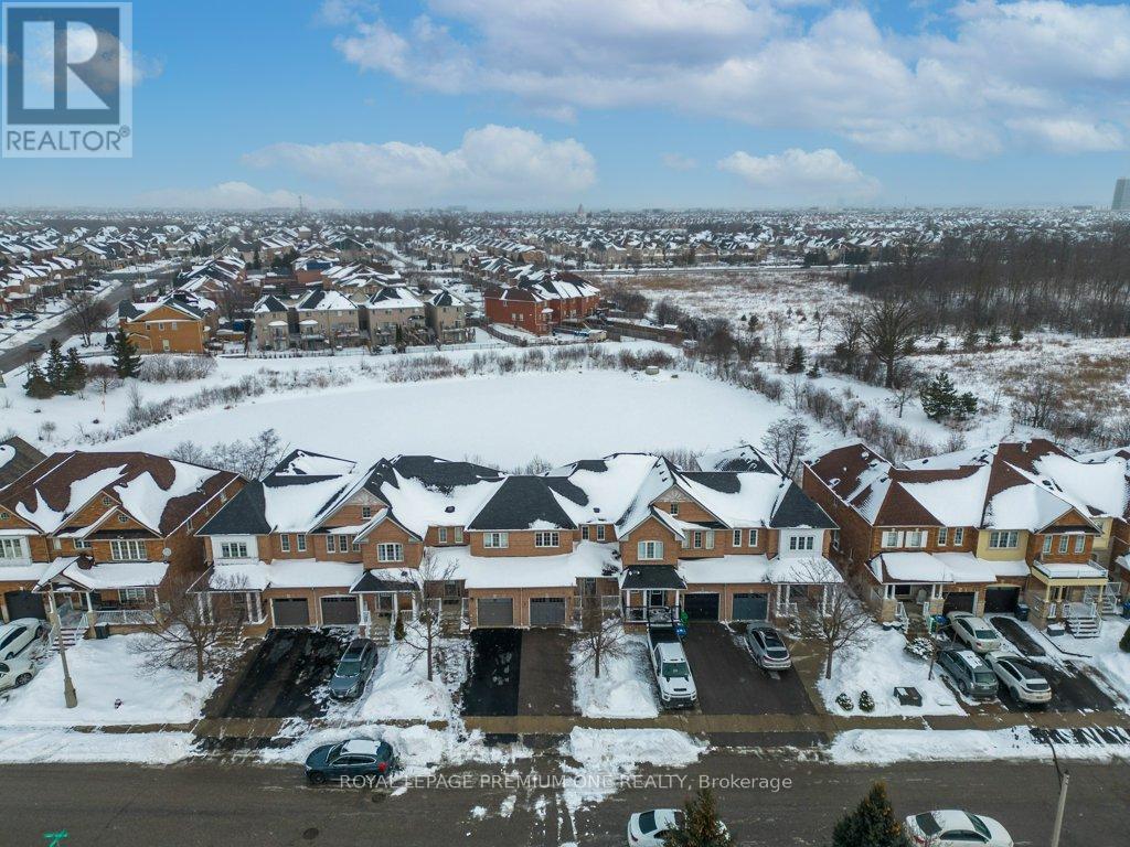 13 Summitridge Court, Brampton, Ontario L6P 2E5 - Photo 2 - W12729918