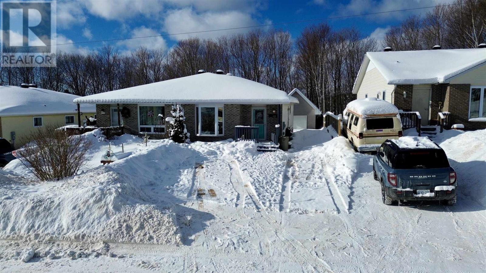 104 Taylor Blvd, Elliot Lake, Ontario  P5A 3K2 - Photo 2 - SM260168