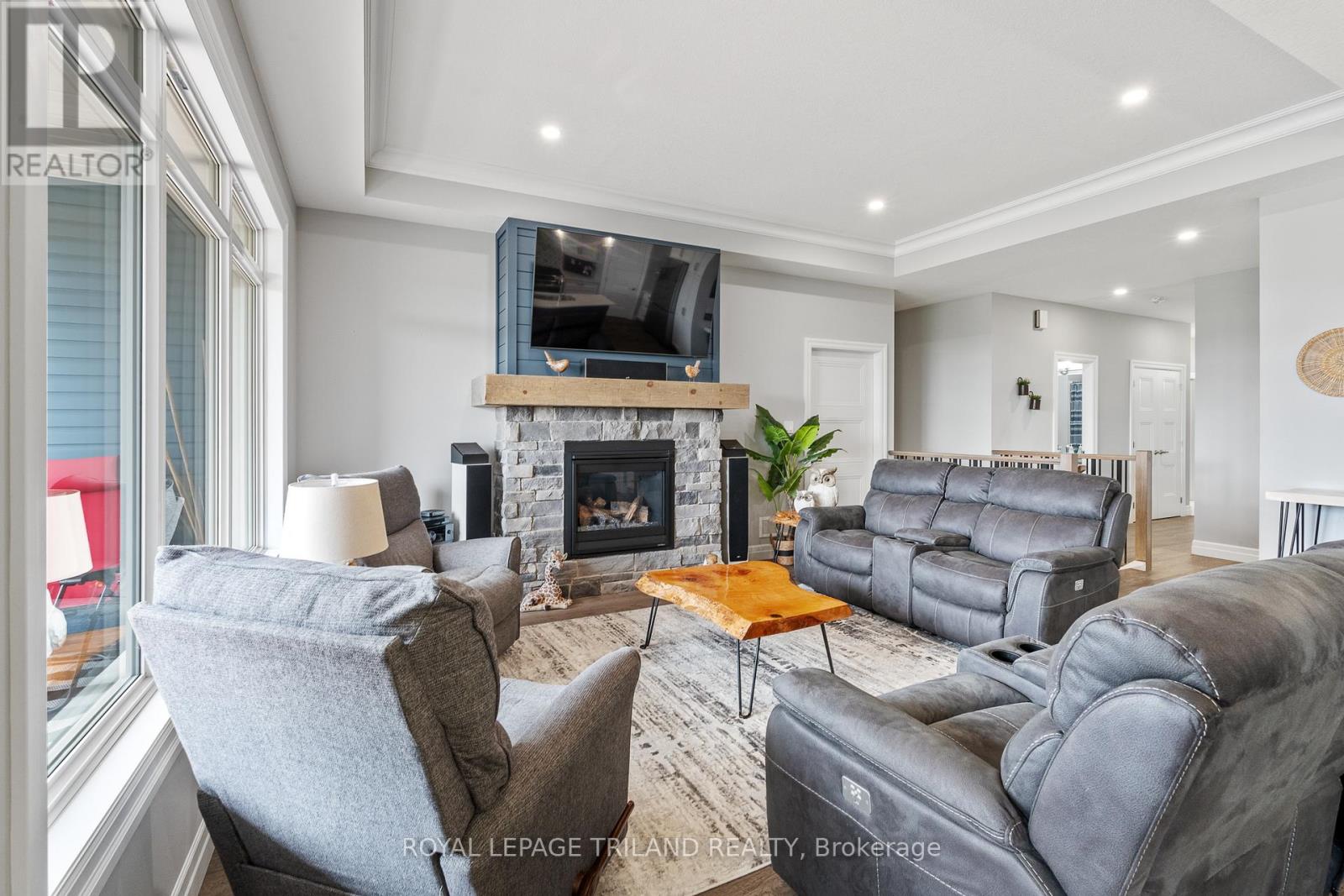 160 Elizabeth Street, Lambton Shores, Ontario  N0M 2N0 - Photo 12 - X12730060