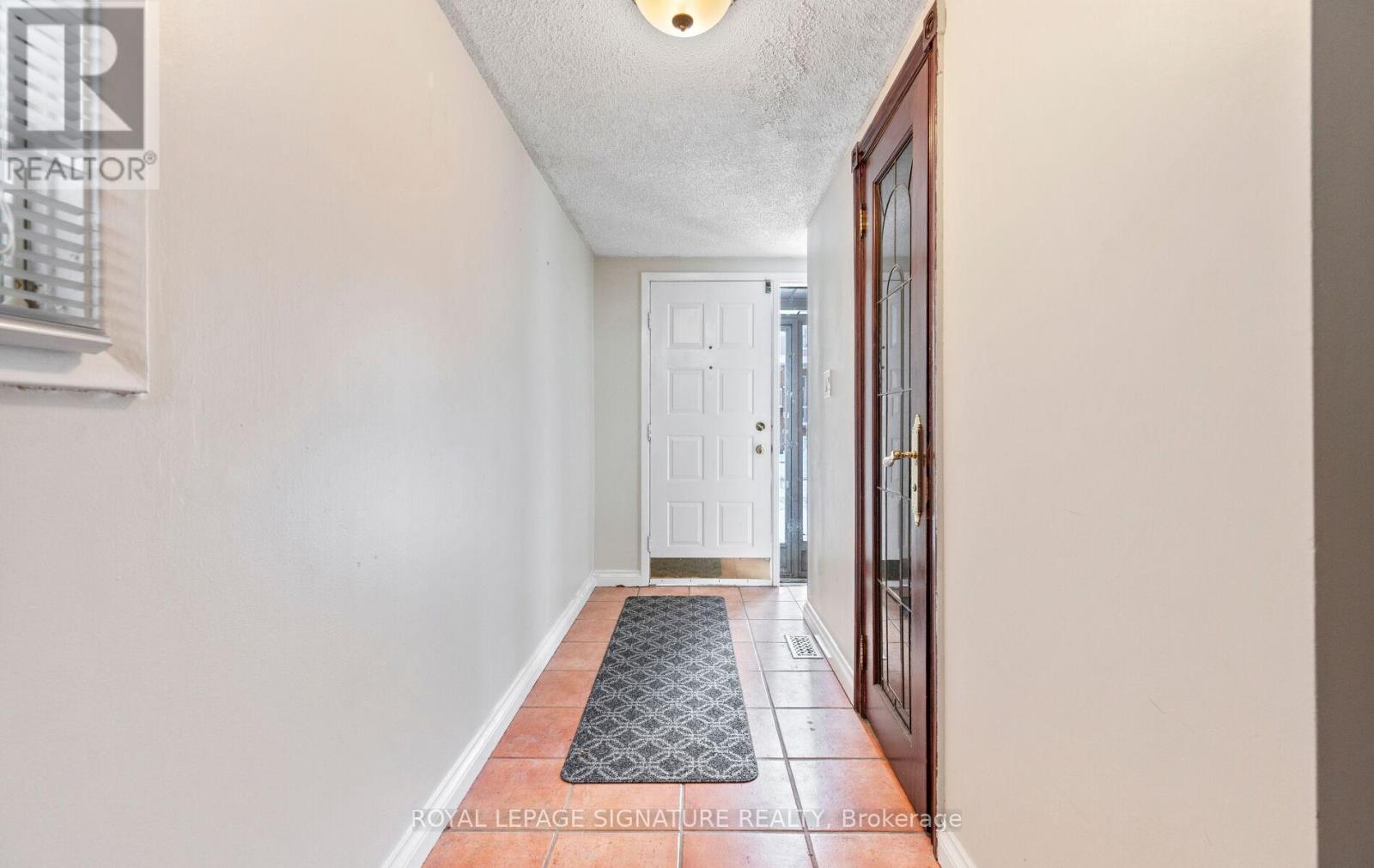 54 Carnival Court, Toronto, Ontario  M2R 3T8 - Photo 4 - C12730158