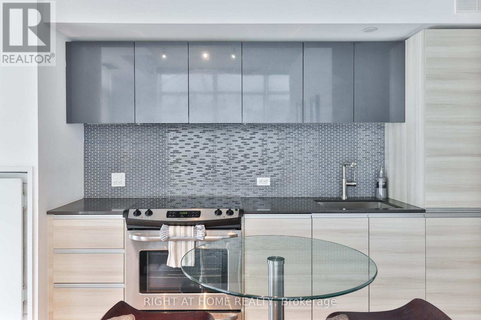 906 - 1190 Dundas Street E, Toronto, Ontario  M4M 0C5 - Photo 1 - E12729978