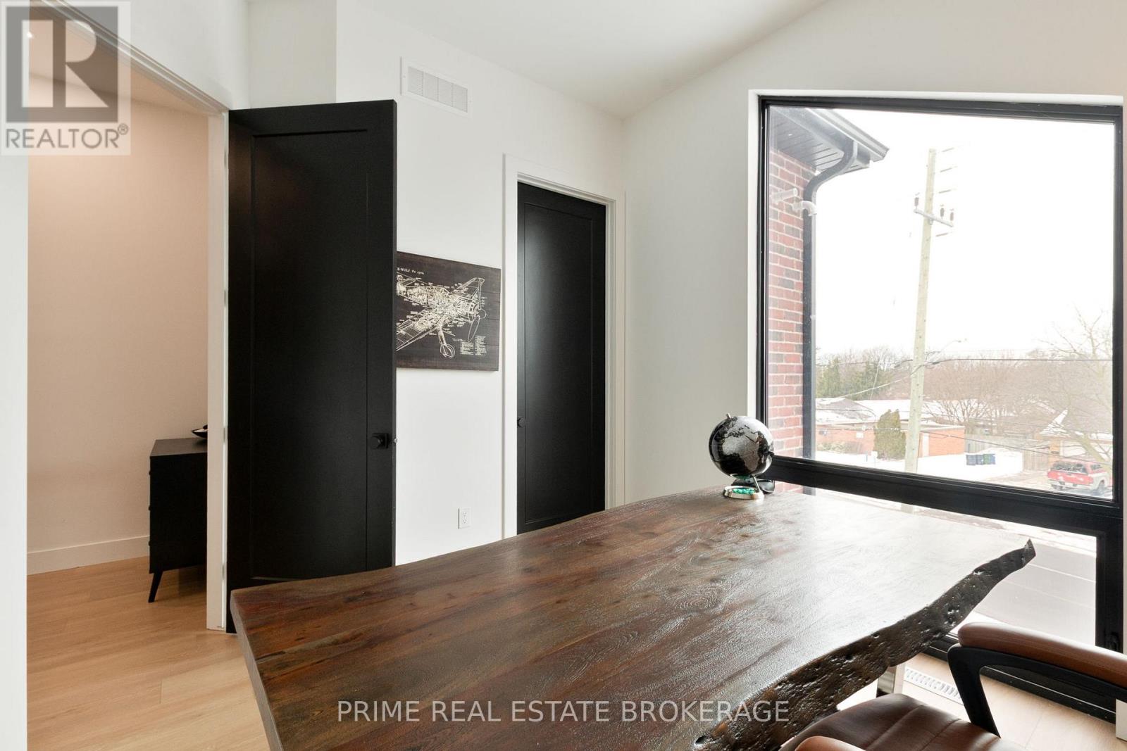 Photo 24 of 50 for 417 Baseline Road E