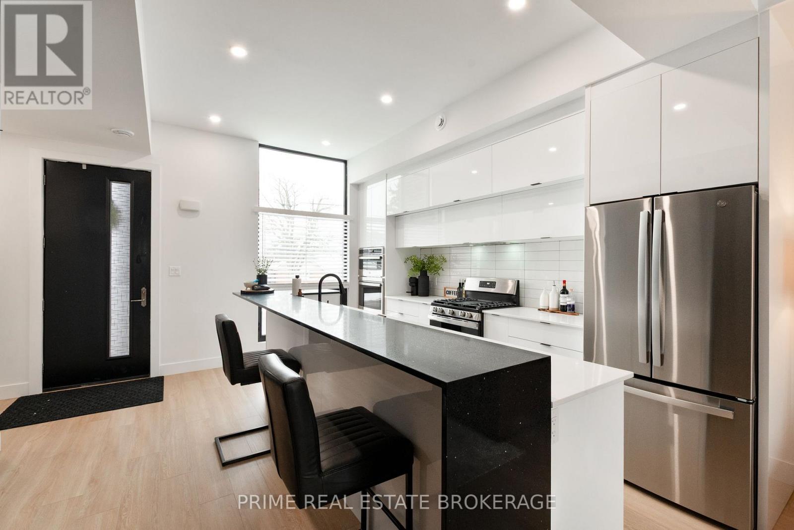 417 Baseline Road E, London South, Ontario  N6C 2P5 - Photo 8 - X12458383