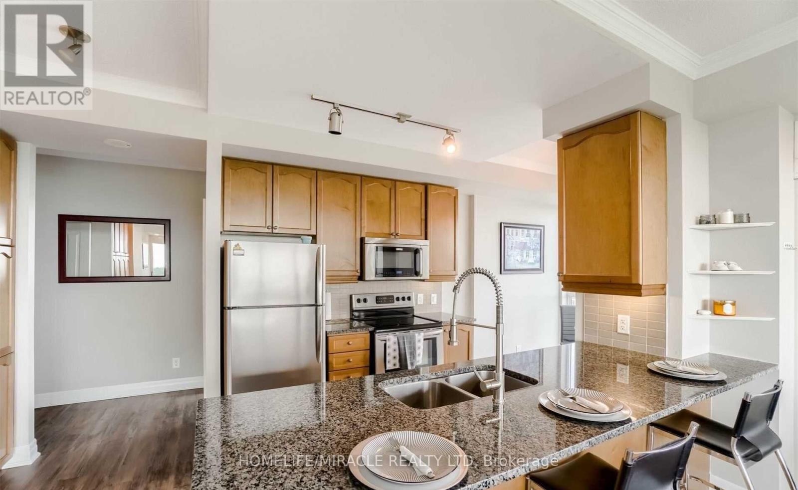 1002 - 100 John Street, Brampton, Ontario  L6W 0A8 - Photo 6 - W12730100