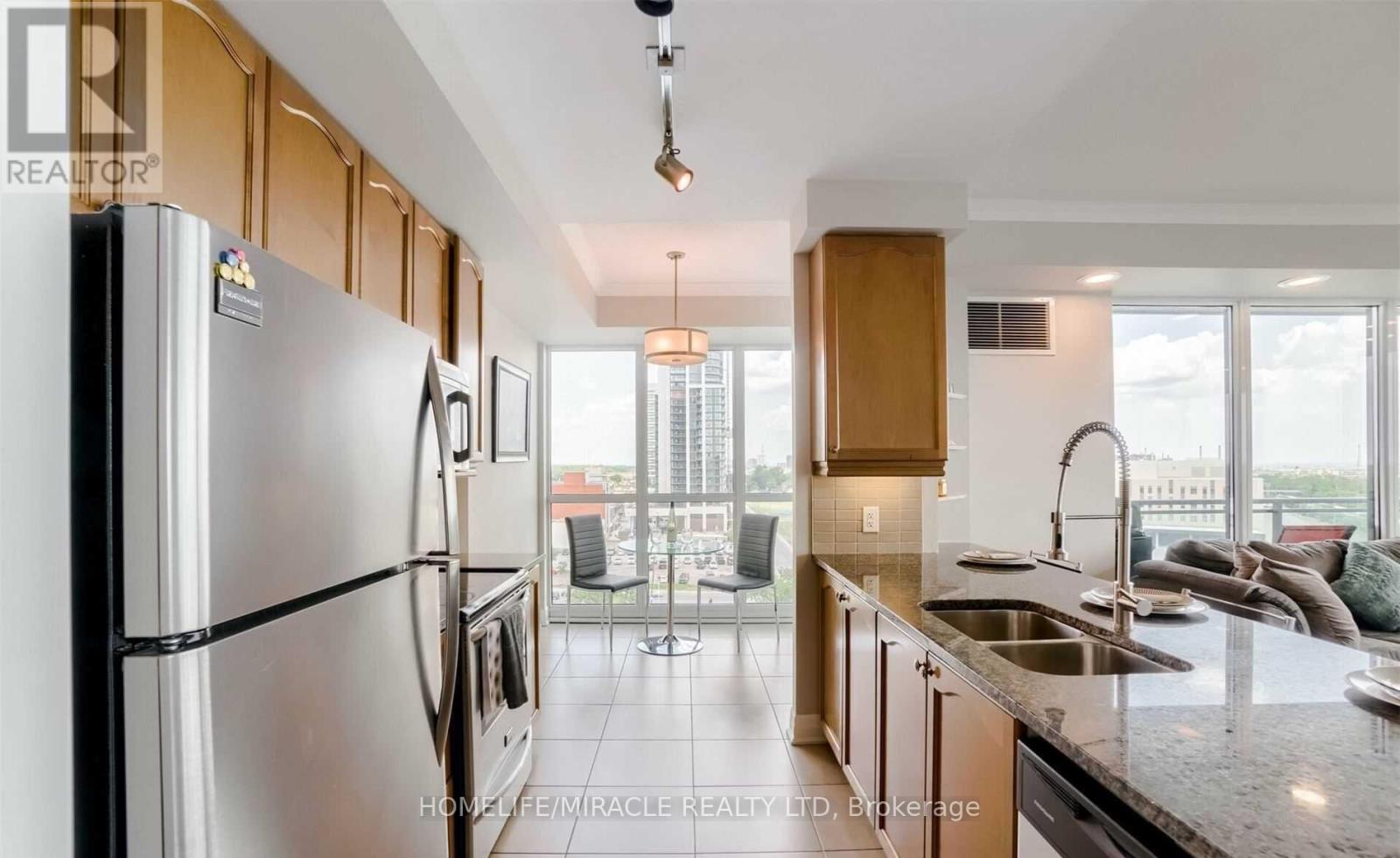 1002 - 100 John Street, Brampton, Ontario  L6W 0A8 - Photo 7 - W12730100