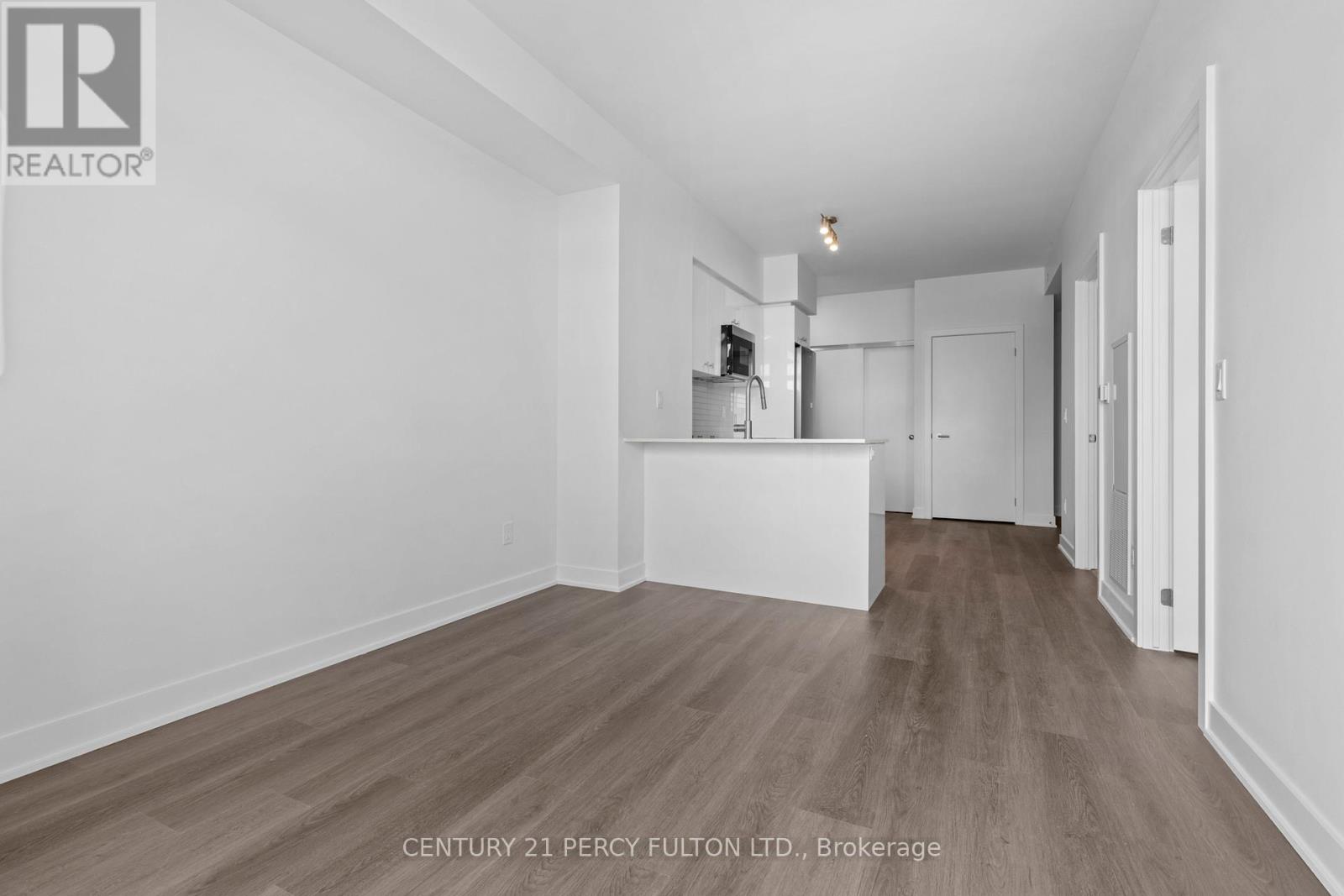 607 - 25 Wellington Street S, Kitchener, Ontario  N2G 0G5 - Photo 2 - X12730072