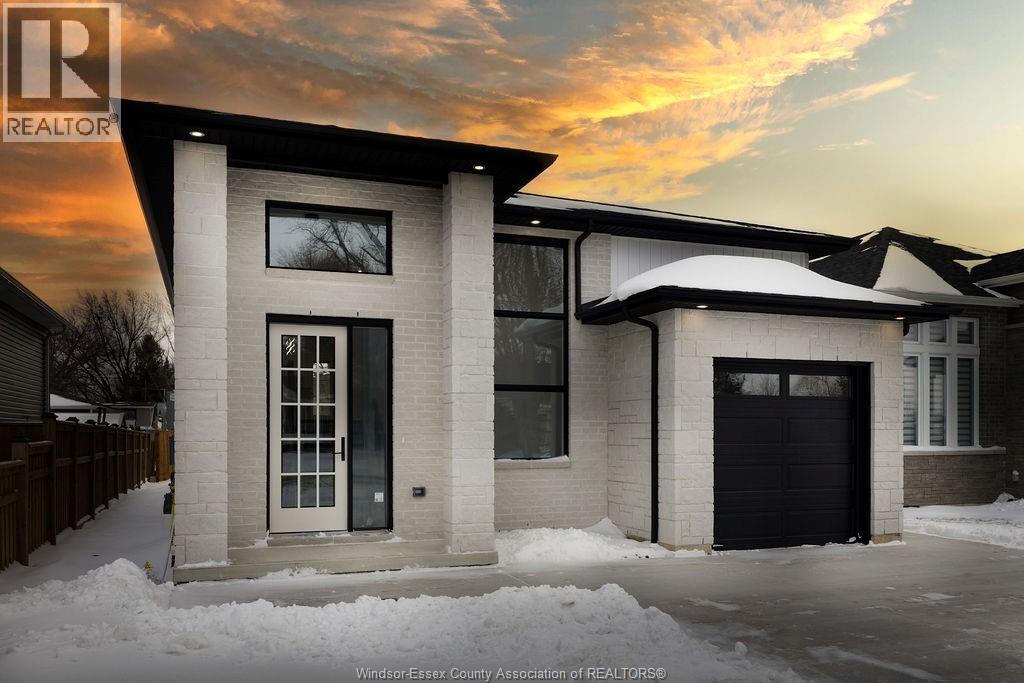 MLS# 26001937: 1063 MAPLE AVENUE, Kingsville, Canada