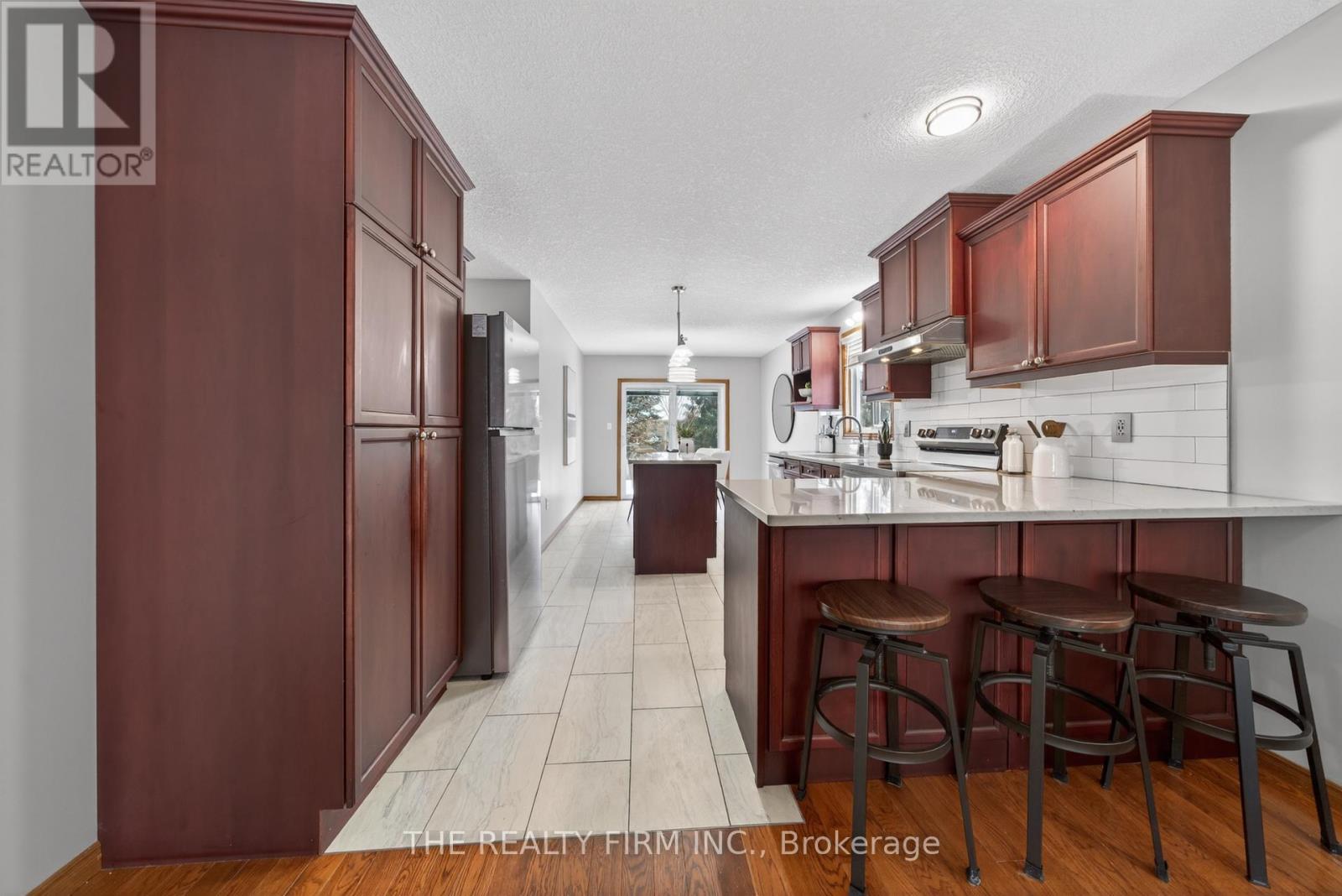 55 Queensway Drive, Strathroy-Caradoc, Ontario  N7G 4M2 - Photo 7 - X12730216