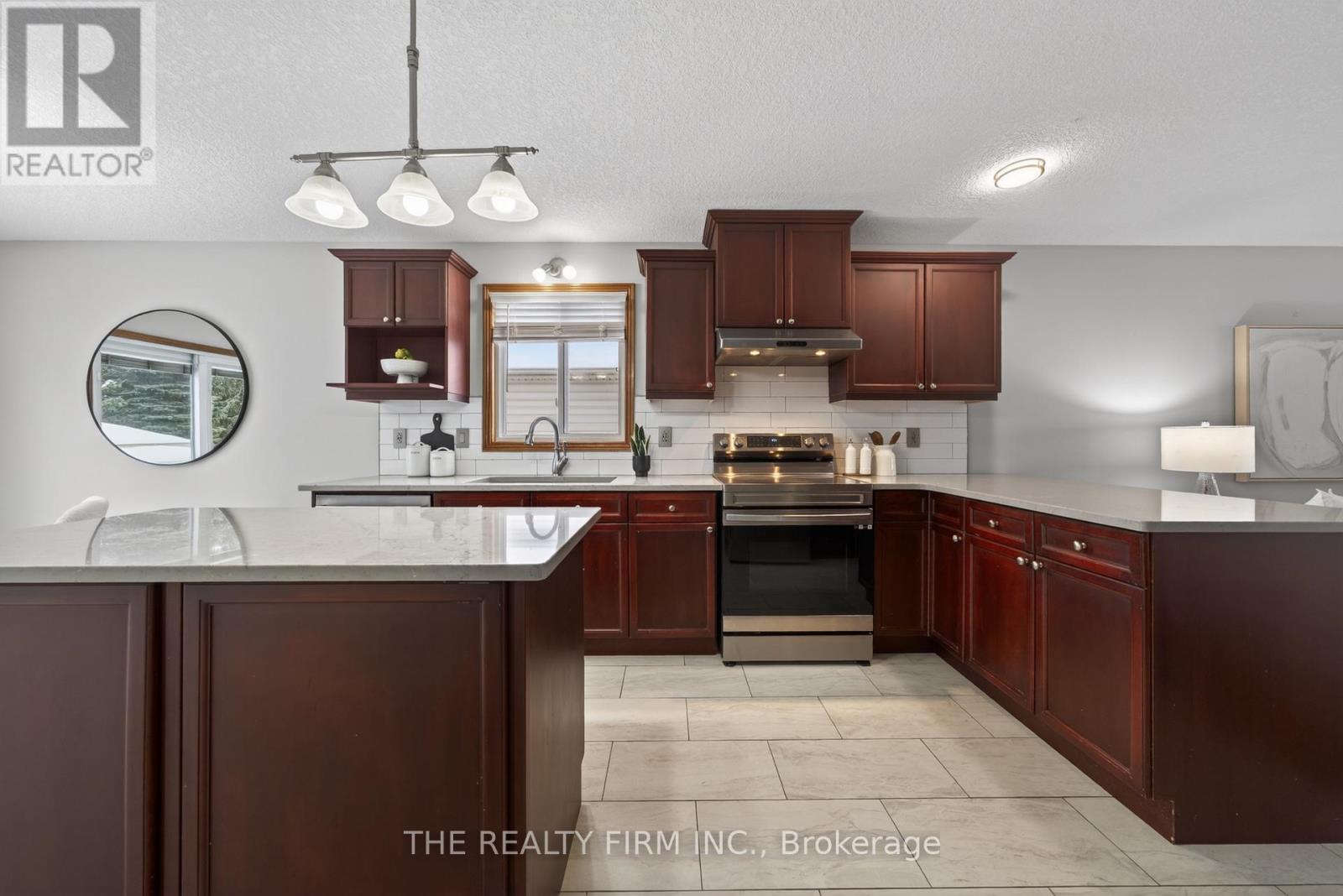 55 Queensway Drive, Strathroy-Caradoc, Ontario  N7G 4M2 - Photo 8 - X12730216