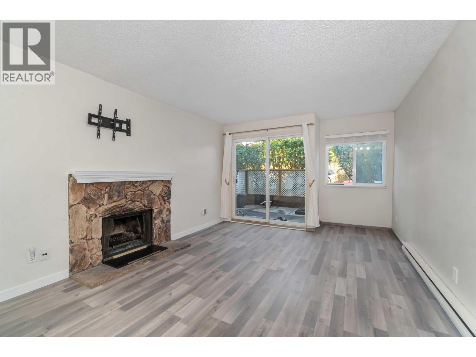 109 555 North Road, Coquitlam, British Columbia  V3J 1N8 - Photo 2 - R3083022