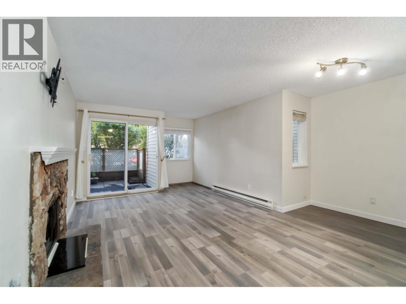 109 555 North Road, Coquitlam, British Columbia  V3J 1N8 - Photo 3 - R3083022