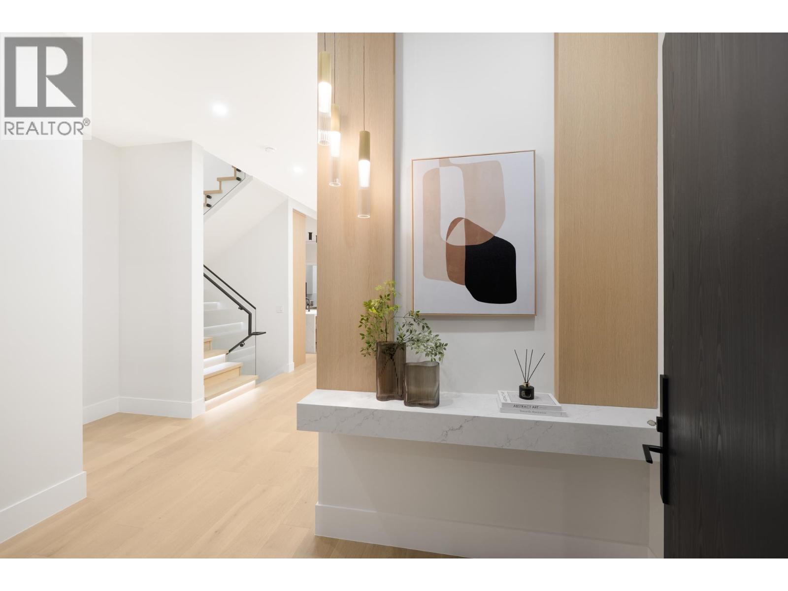 131 Grosvenor Avenue, Burnaby, British Columbia  V5B 3N7 - Photo 3 - R3083038