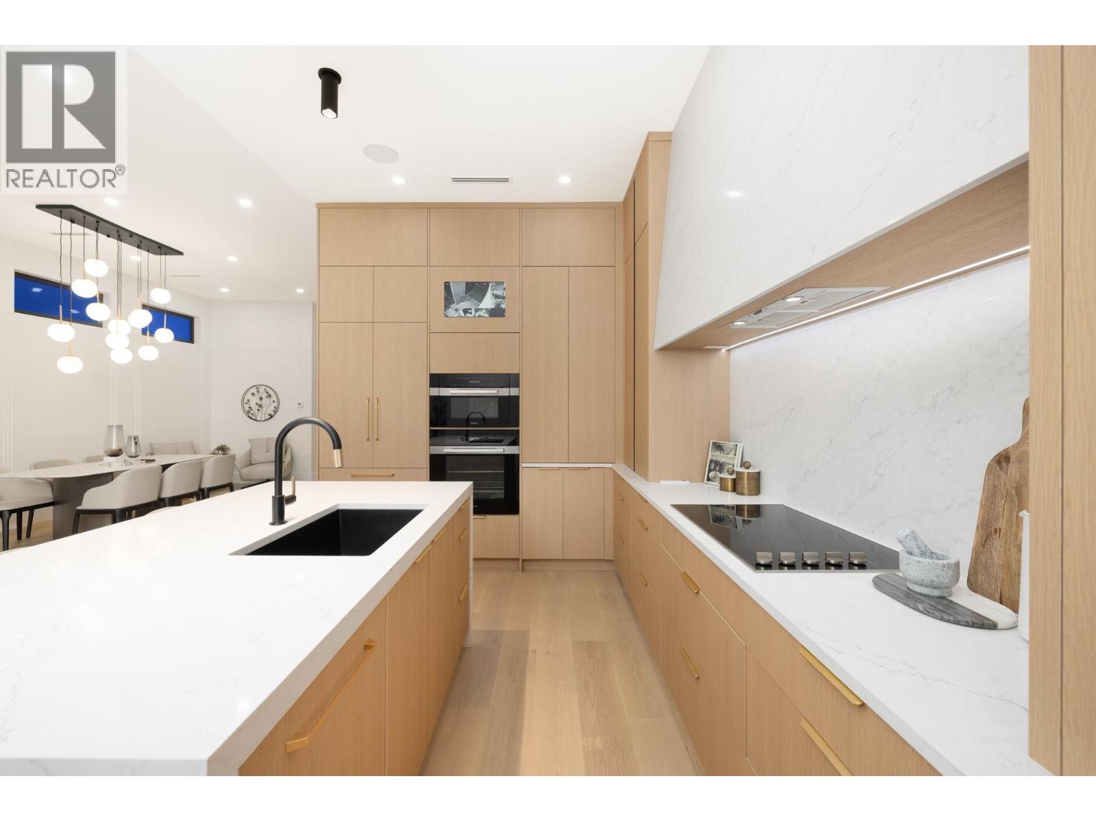 131 Grosvenor Avenue, Burnaby, British Columbia  V5B 3N7 - Photo 6 - R3083038