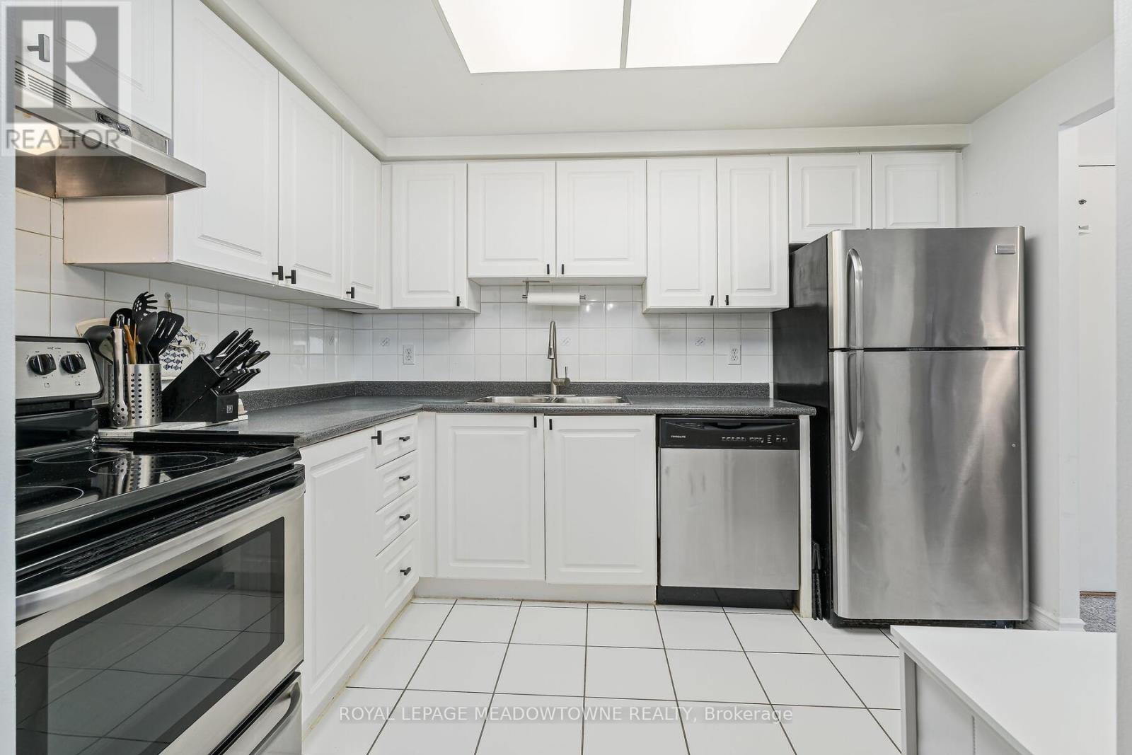 2015 - 135 Hillcrest Avenue, Mississauga, Ontario L5B 4B1 - Photo 13 - W12719744