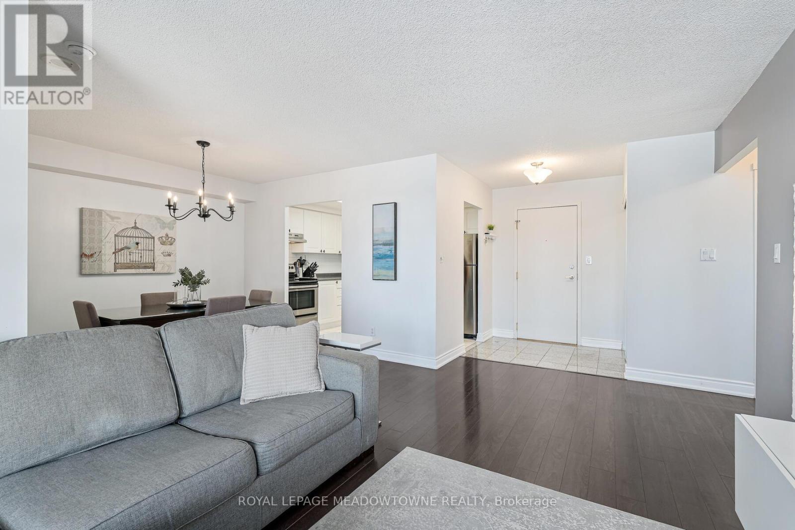 2015 - 135 Hillcrest Avenue, Mississauga, Ontario L5B 4B1 - Photo 9 - W12719744