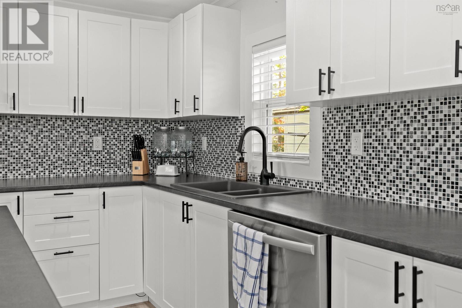 18 Commodore Avenue, Middle Sackville, Nova Scotia  B4E 3B2 - Photo 8 - 202601506