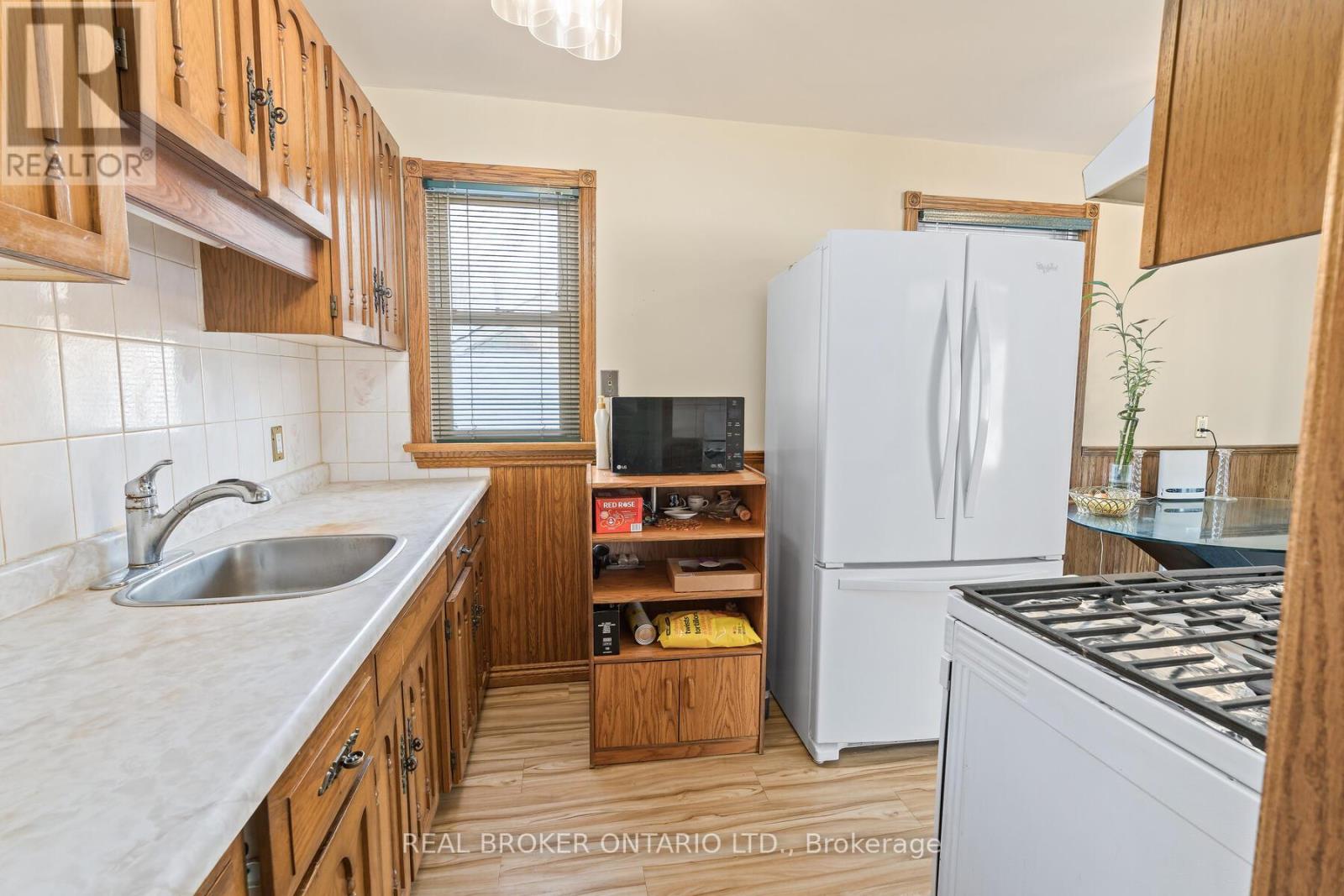 213 Mason Boulevard, Halton Hills, Ontario  L7J 1A7 - Photo 10 - W12730174