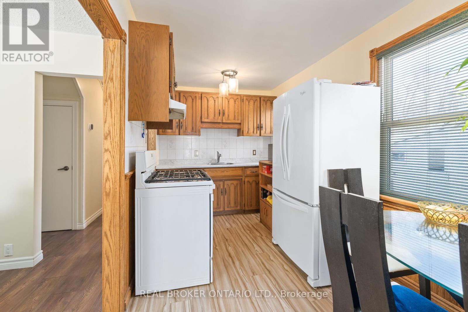 213 Mason Boulevard, Halton Hills, Ontario  L7J 1A7 - Photo 7 - W12730174