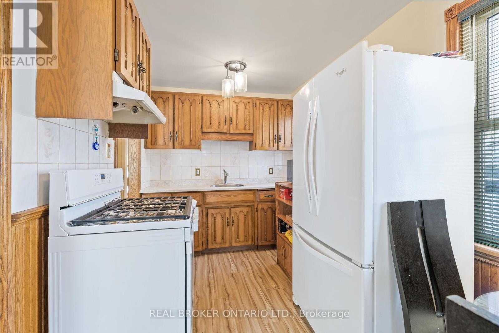 213 Mason Boulevard, Halton Hills, Ontario  L7J 1A7 - Photo 8 - W12730174
