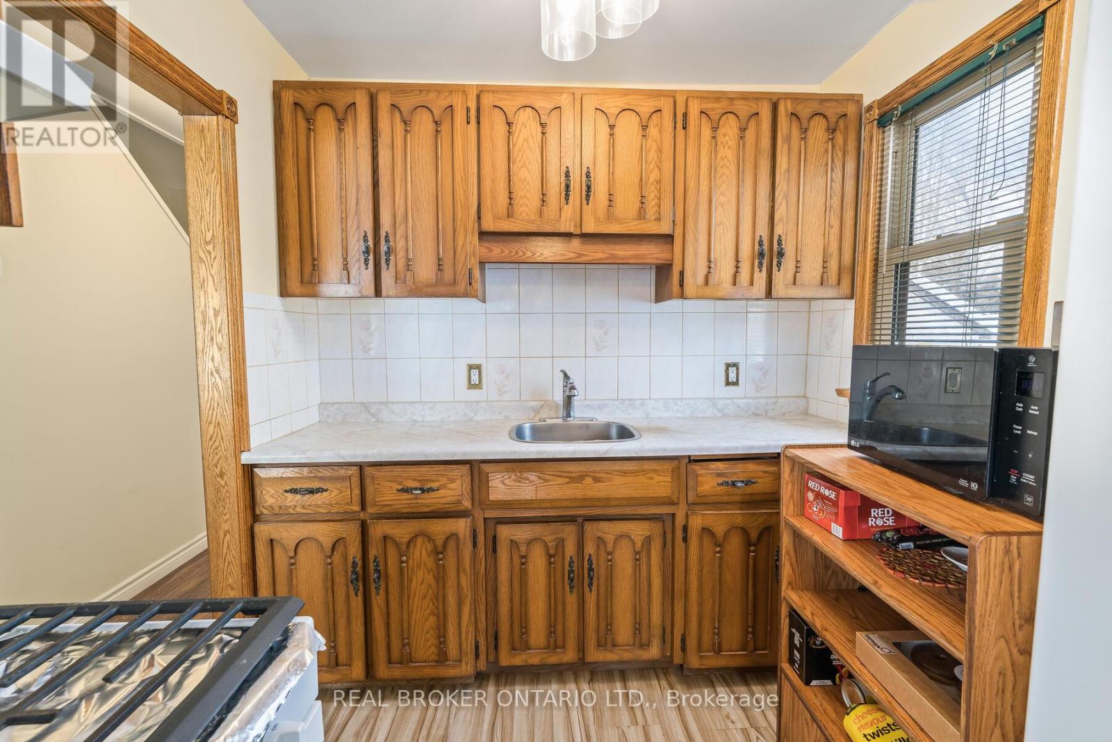 213 Mason Boulevard, Halton Hills, Ontario  L7J 1A7 - Photo 9 - W12730174