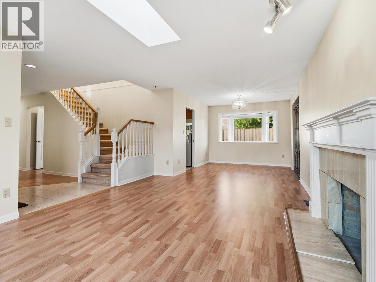 680 Linton Street, Coquitlam, British Columbia  V3J 6K3 - Photo 3 - R3081908