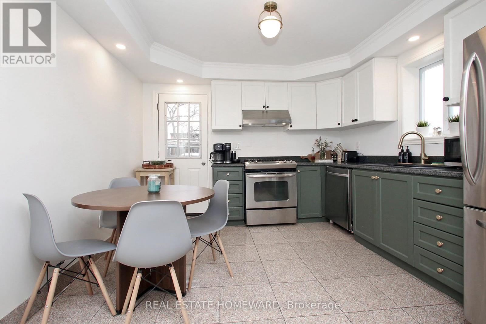 Upper 2 Floors - 145 Boston Avenue, Toronto, Ontario  M4M 2T8 - Photo 8 - E12730288