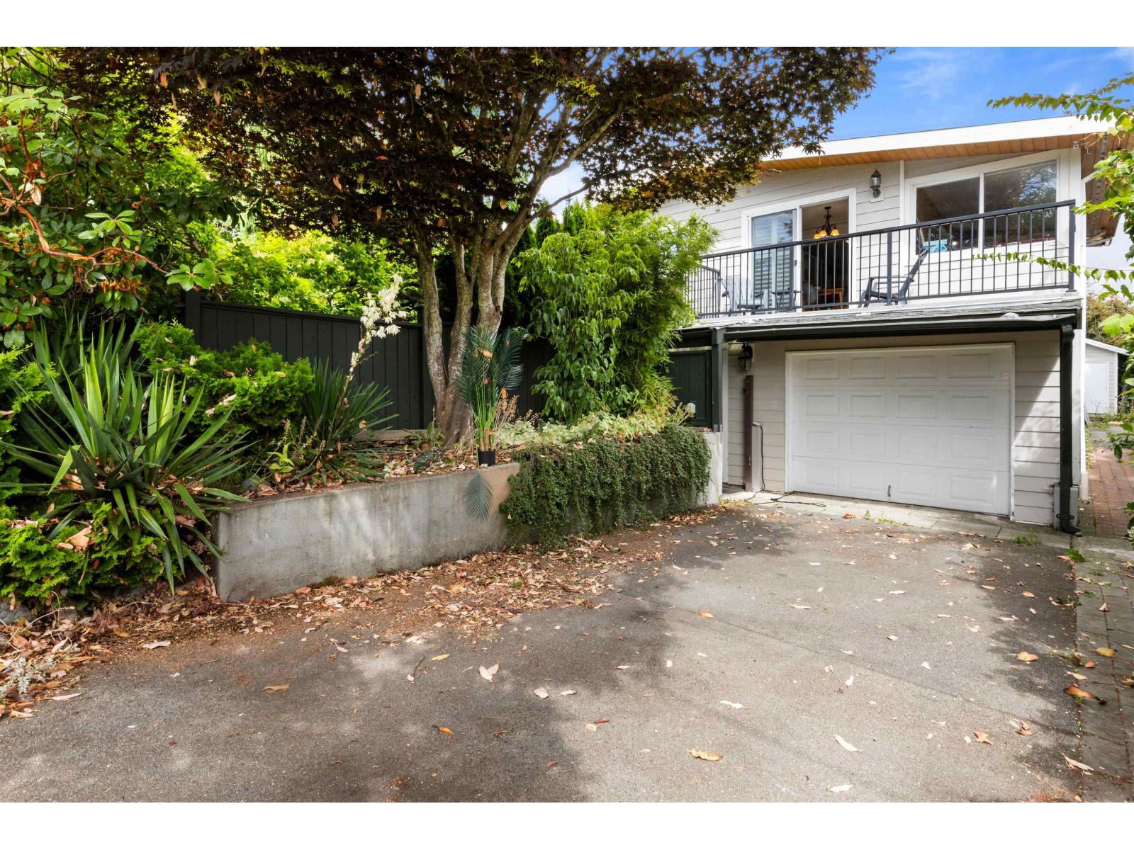 1310 Parker Street, White Rock, British Columbia  V4B 4S3 - Photo 2 - R3083146