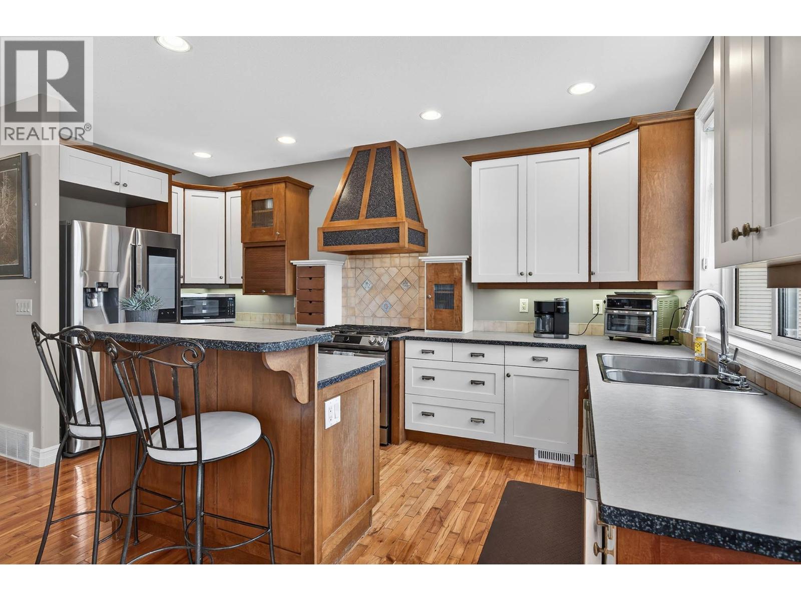 317 Mariposa Court, Kamloops, British Columbia  V2H 1R3 - Photo 3 - 10373707