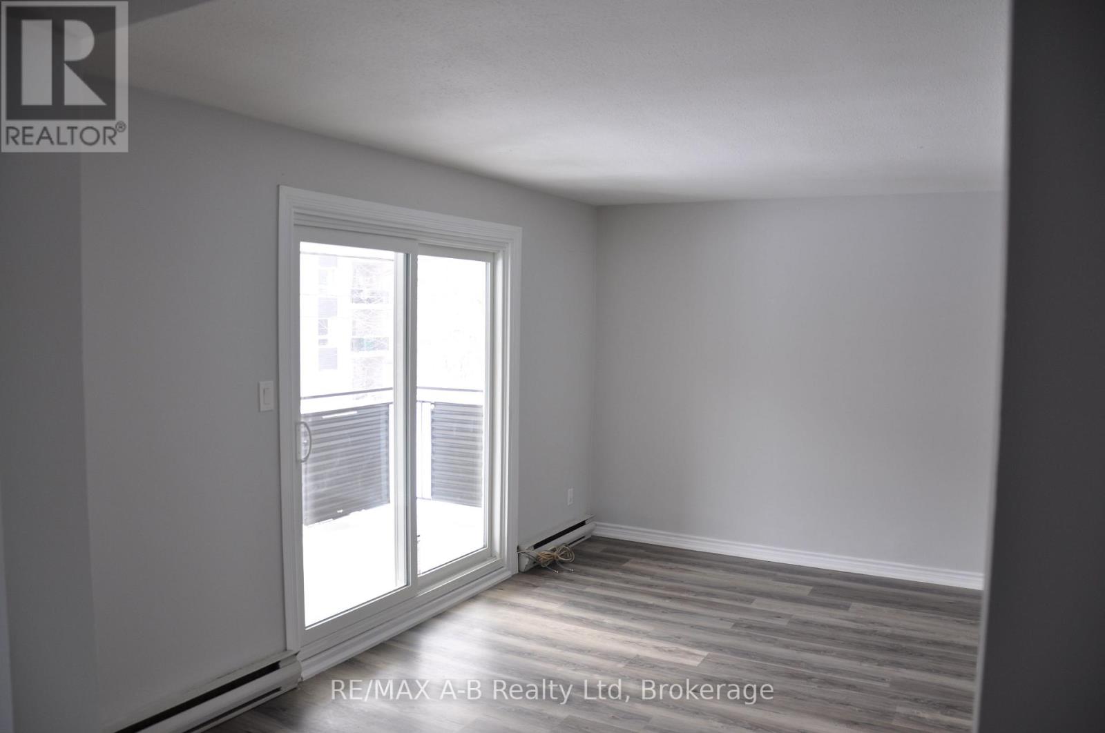 32 Oxford Street, Stratford, Ontario  N5A 3P5 - Photo 10 - X12730454