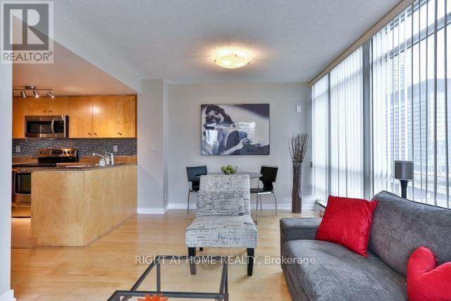 702 - 381 Front Street W, Toronto, Ontario  M5V 3R8 - Photo 2 - C12730488