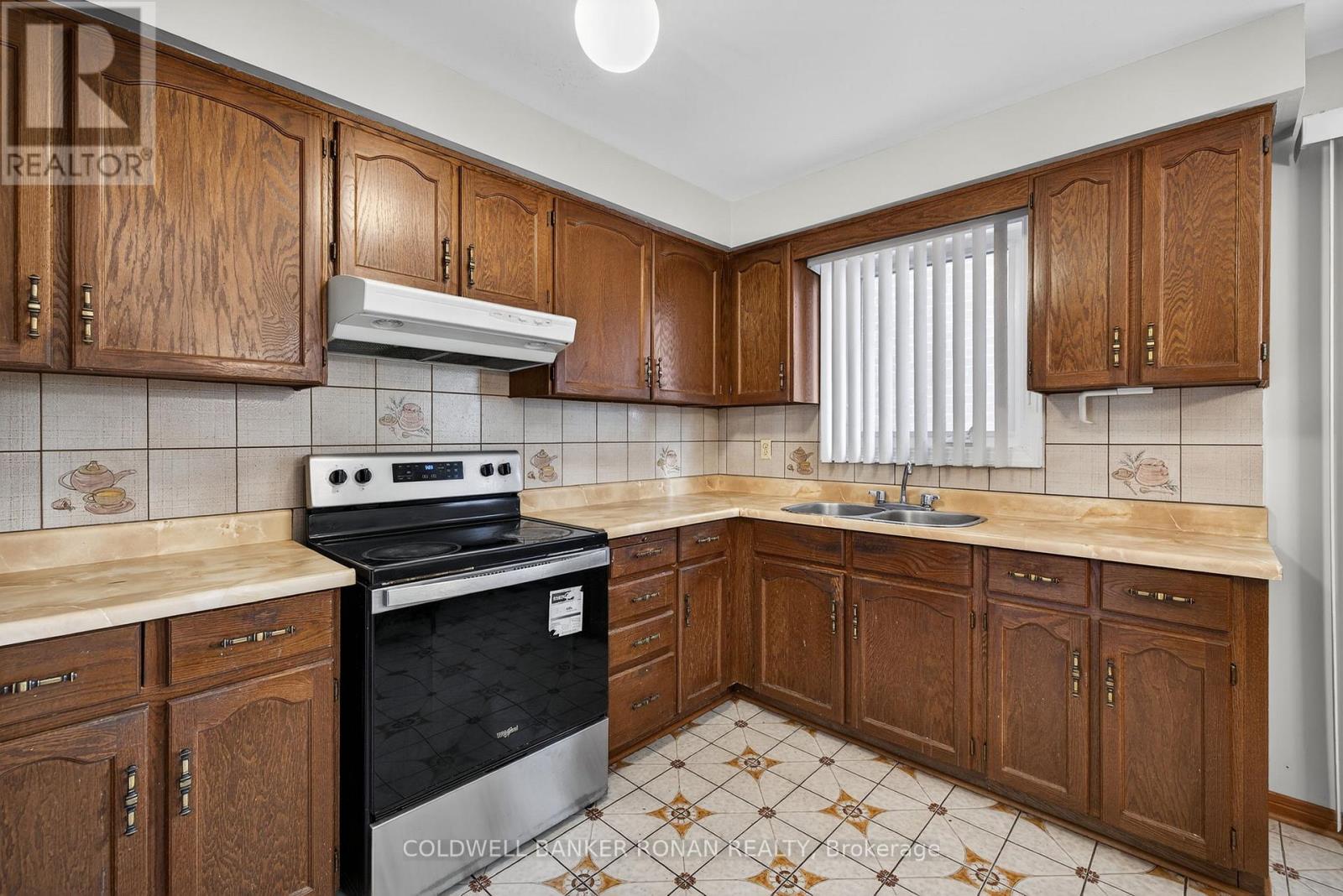 74 Minglehaze Drive, Toronto, Ontario  M9V 4W9 - Photo 10 - W12730458