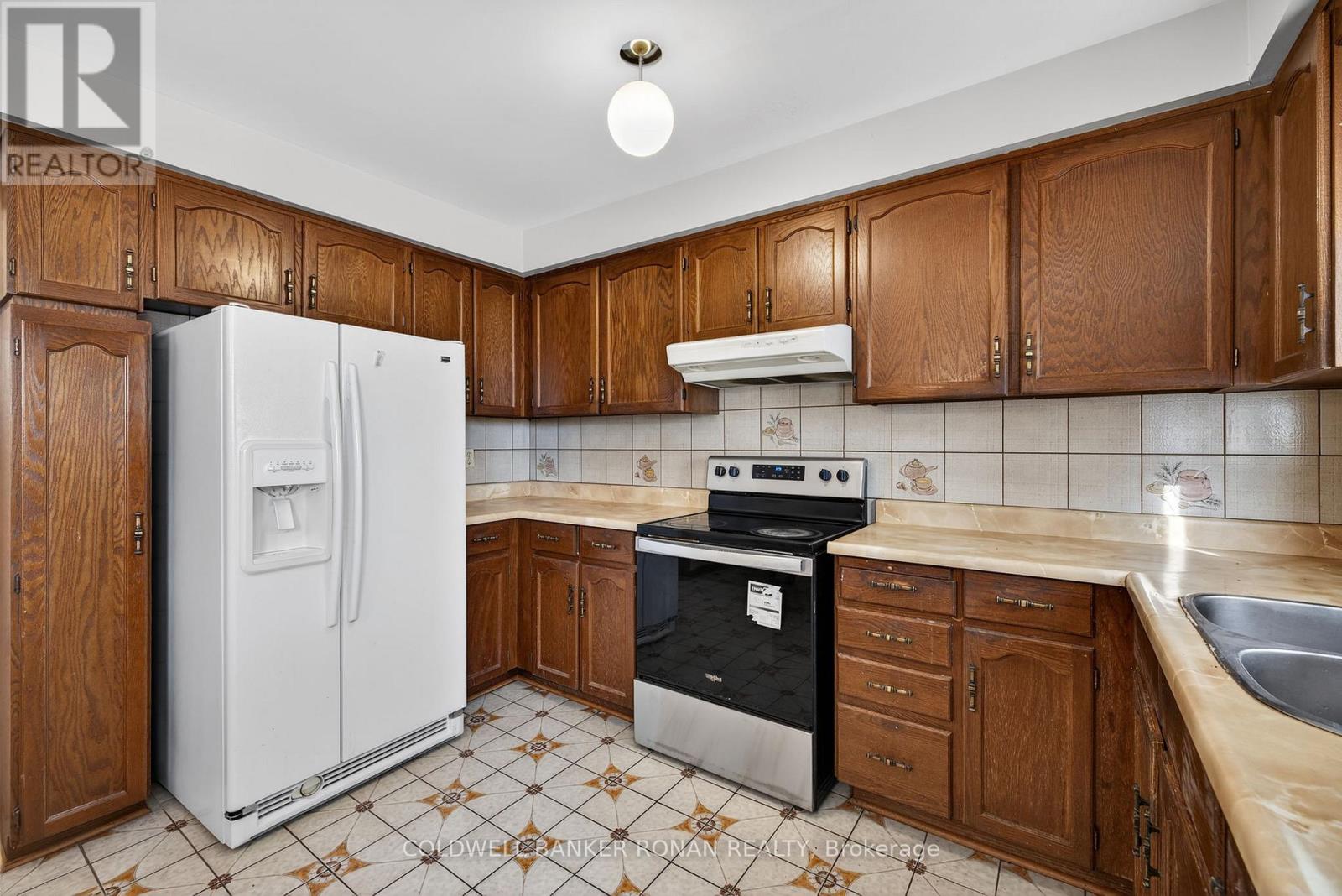 74 Minglehaze Drive, Toronto, Ontario  M9V 4W9 - Photo 11 - W12730458