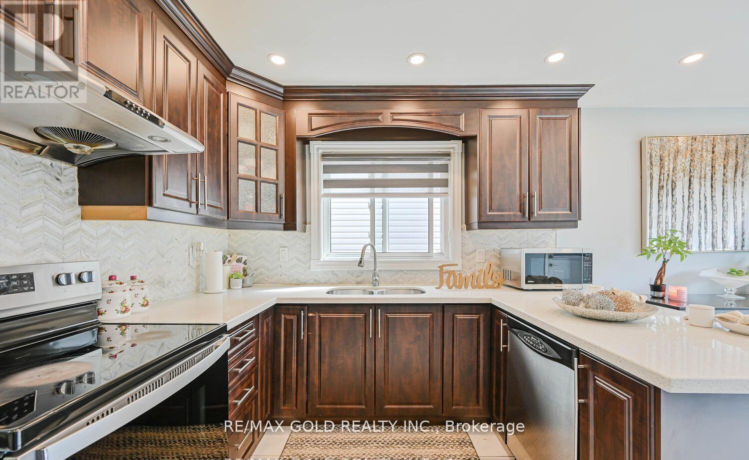 101 Beaconsfield Avenue, Brampton, Ontario  L6Y 4R6 - Photo 4 - W12730468