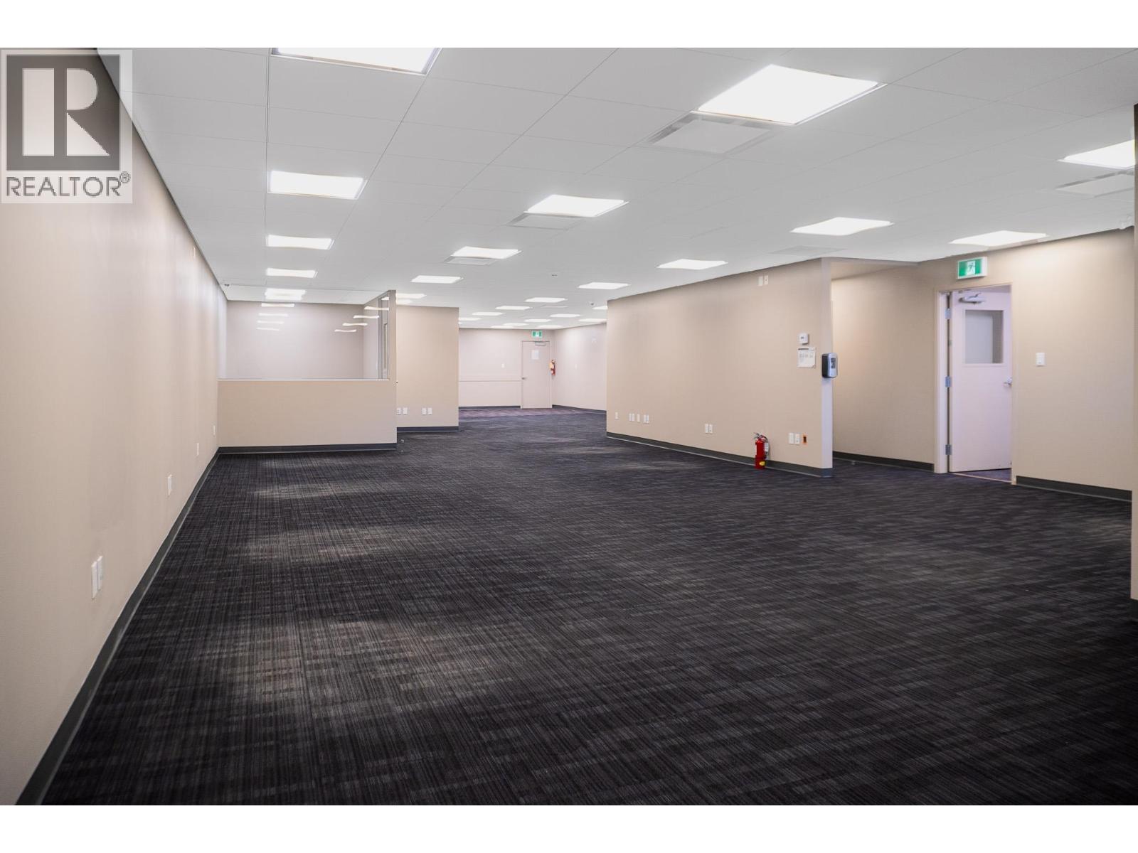 Listing Picture 2 of 16 : 105 2544 DOUGLAS ROAD, Burnaby / 本拿比 - 魯藝地產 Yvonne Lu Group - MLS Medallion Club Member