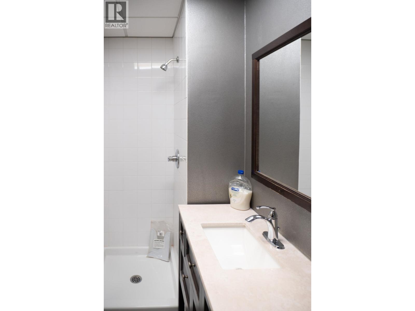 Listing Picture 6 of 16 : 105 2544 DOUGLAS ROAD, Burnaby / 本拿比 - 魯藝地產 Yvonne Lu Group - MLS Medallion Club Member