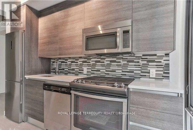 701 - 111 Bathurst Street, Toronto, Ontario  M5V 0M9 - Photo 2 - C12730592